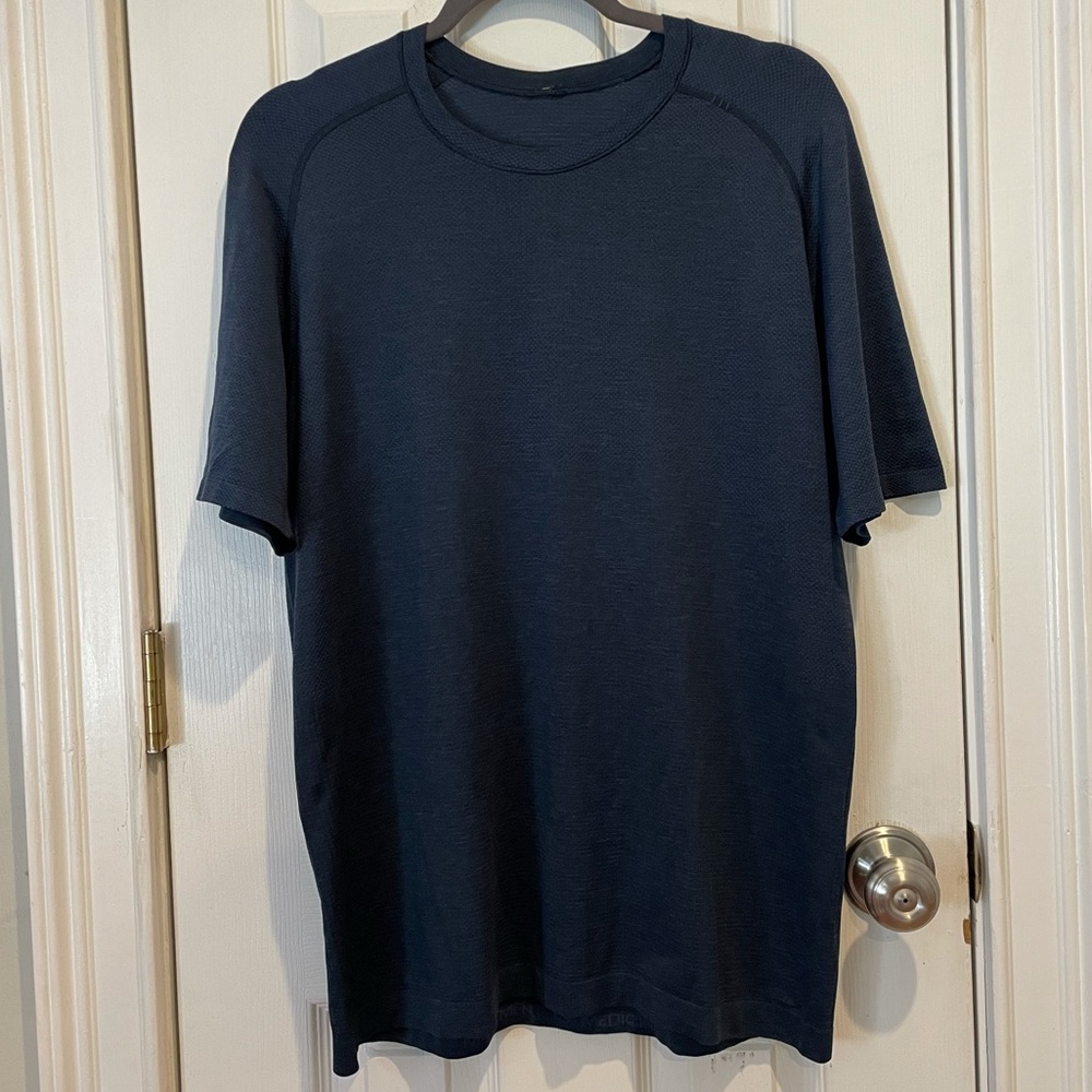 Men’s Navy Lululemon Metal Vent Tech Short Sleeve